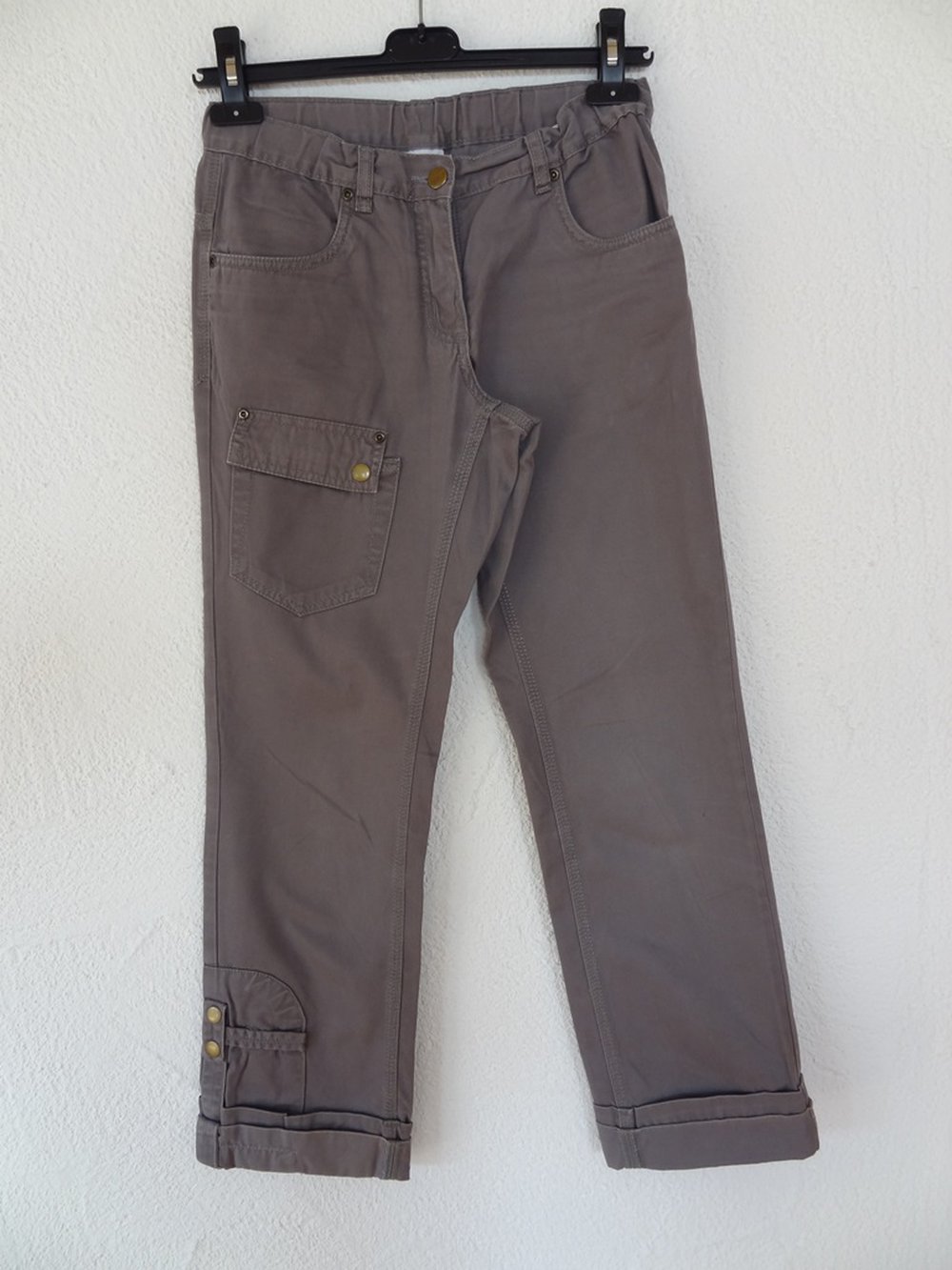 Graue Hose mit Taschen