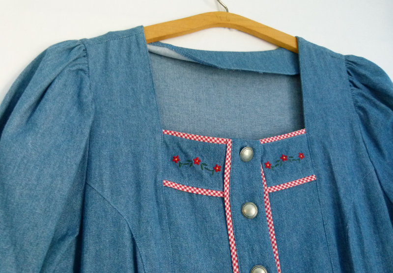 Jeanskleid Trachten Kleid, blau mit Blümchen Stickerei, Folklore Boho Mori Landhaus Hippie Floral Retro Vintage Cottagecore