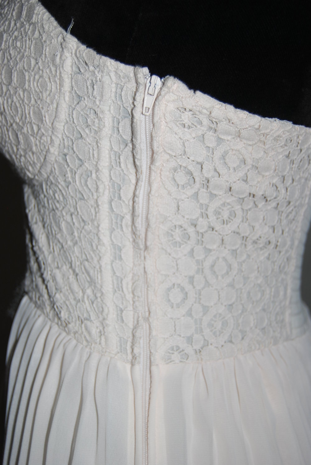 Cremefarbenes romantisches Cocktailkleid