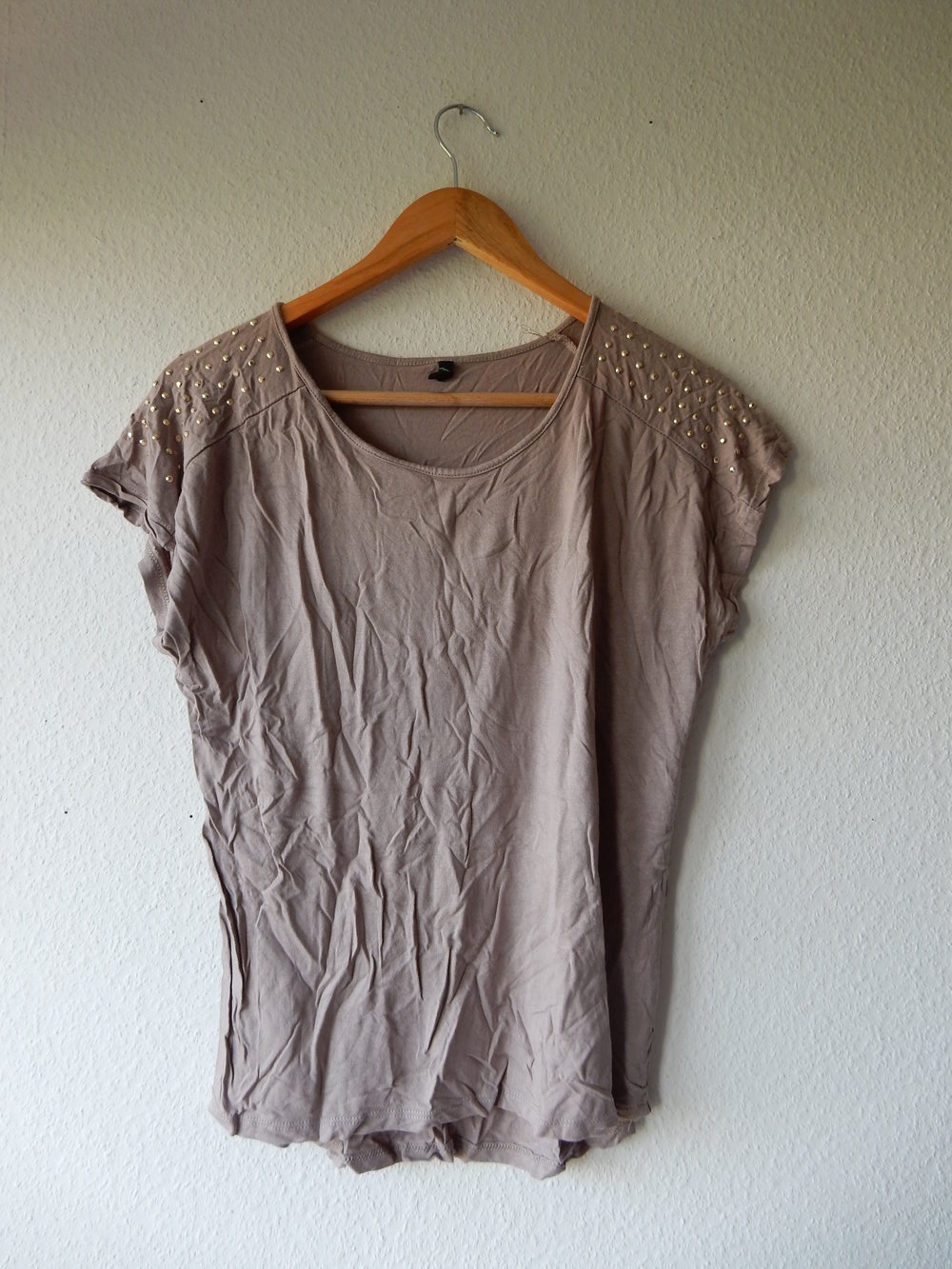 Tshirt mit Nieten an den Schultern