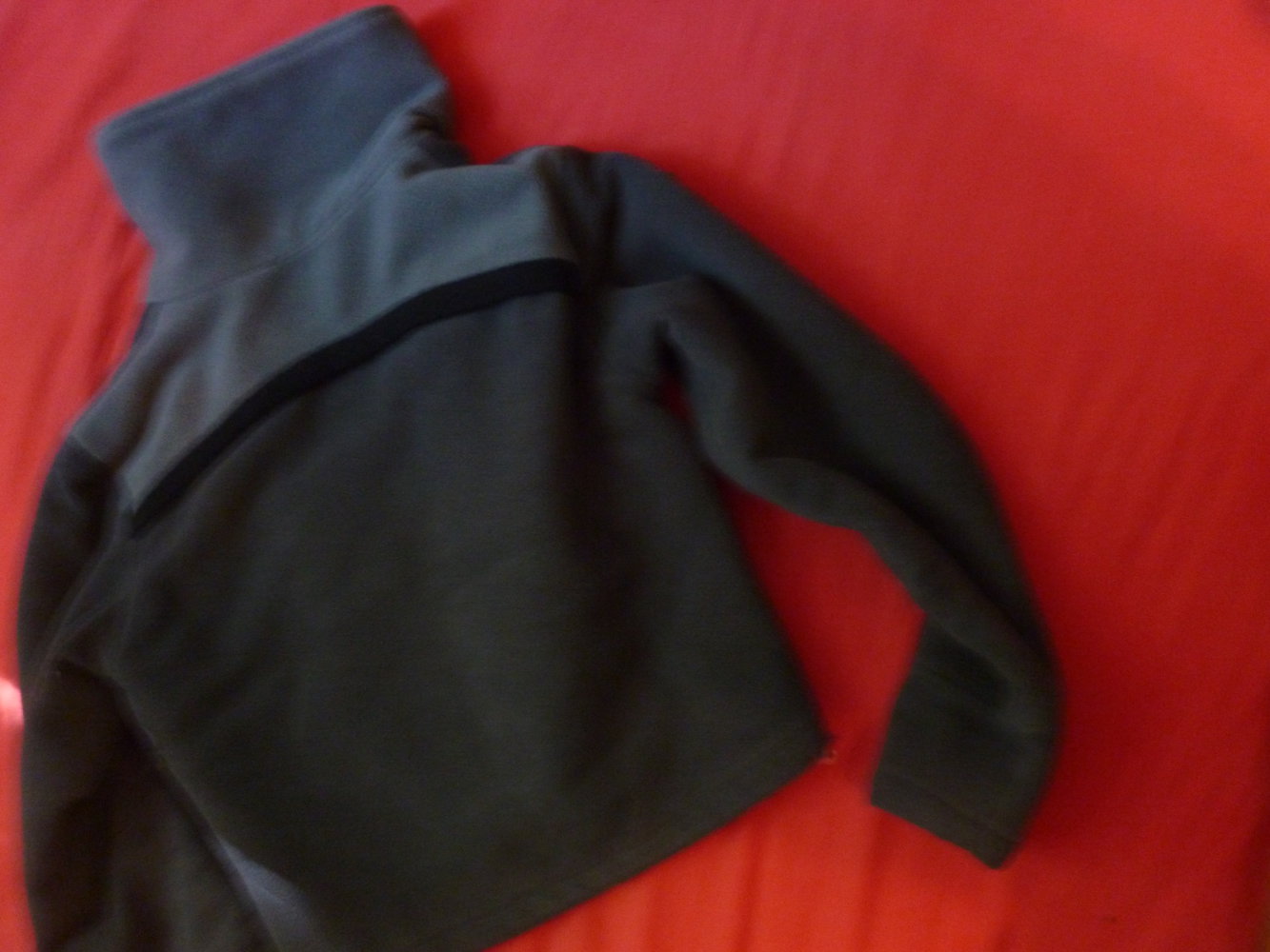 Warme, kurz geschnittene Fleece-Jacke