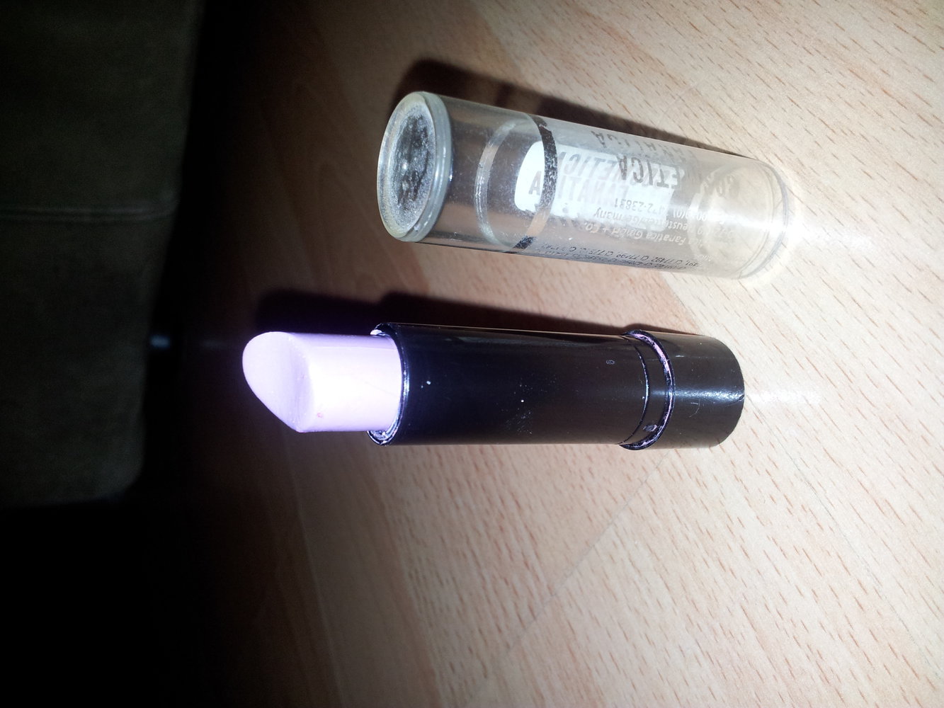 Zarter Lippenstift in rosa, rosè