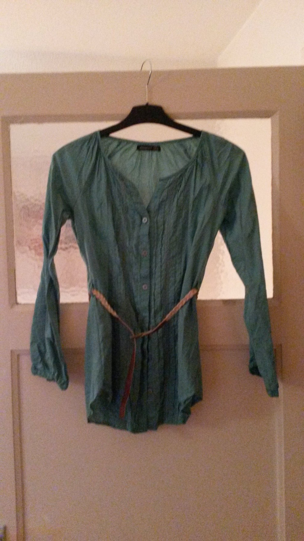 Blaue Bluse mit Braunem Gürtel