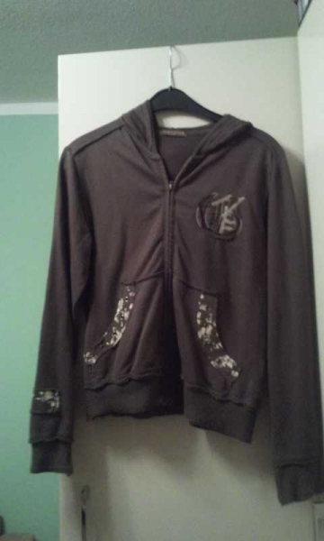 Braune Sweatshirtjacke Schmetterling