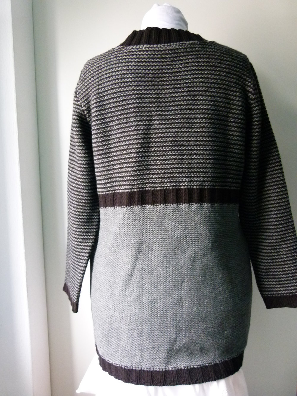 Lange Strickjacke Jacke Cardigan, schwarz grau mit Streifen, Boho Mori Lagenlook Winter Herbst Knitwear