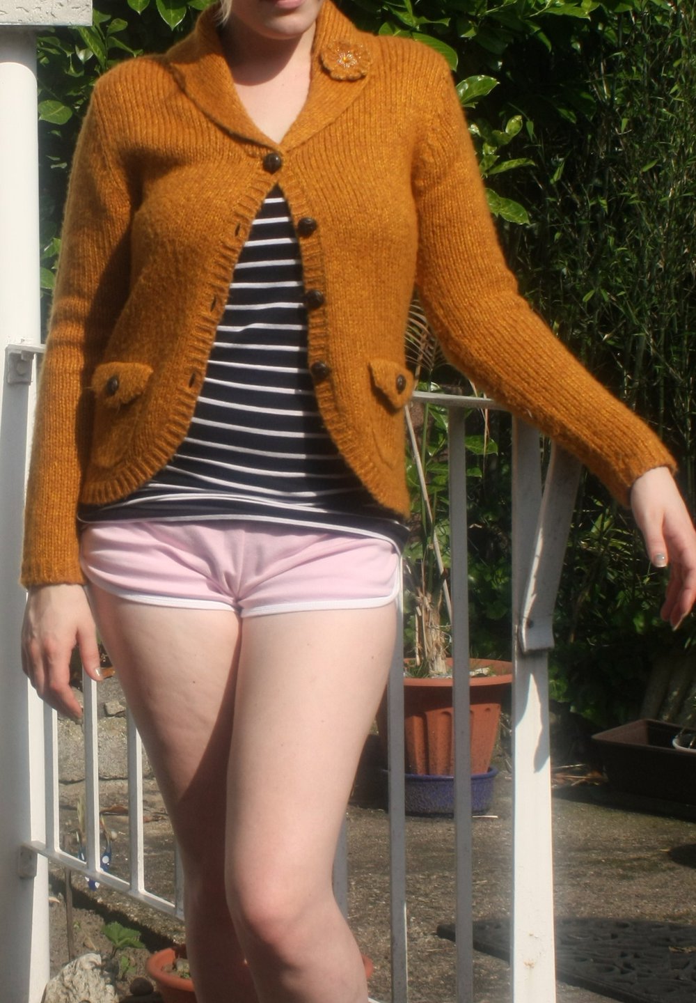 Kuschelige Retro Strickjacke orange, ocker, mit Blümchen am Kragen, Gr. 36