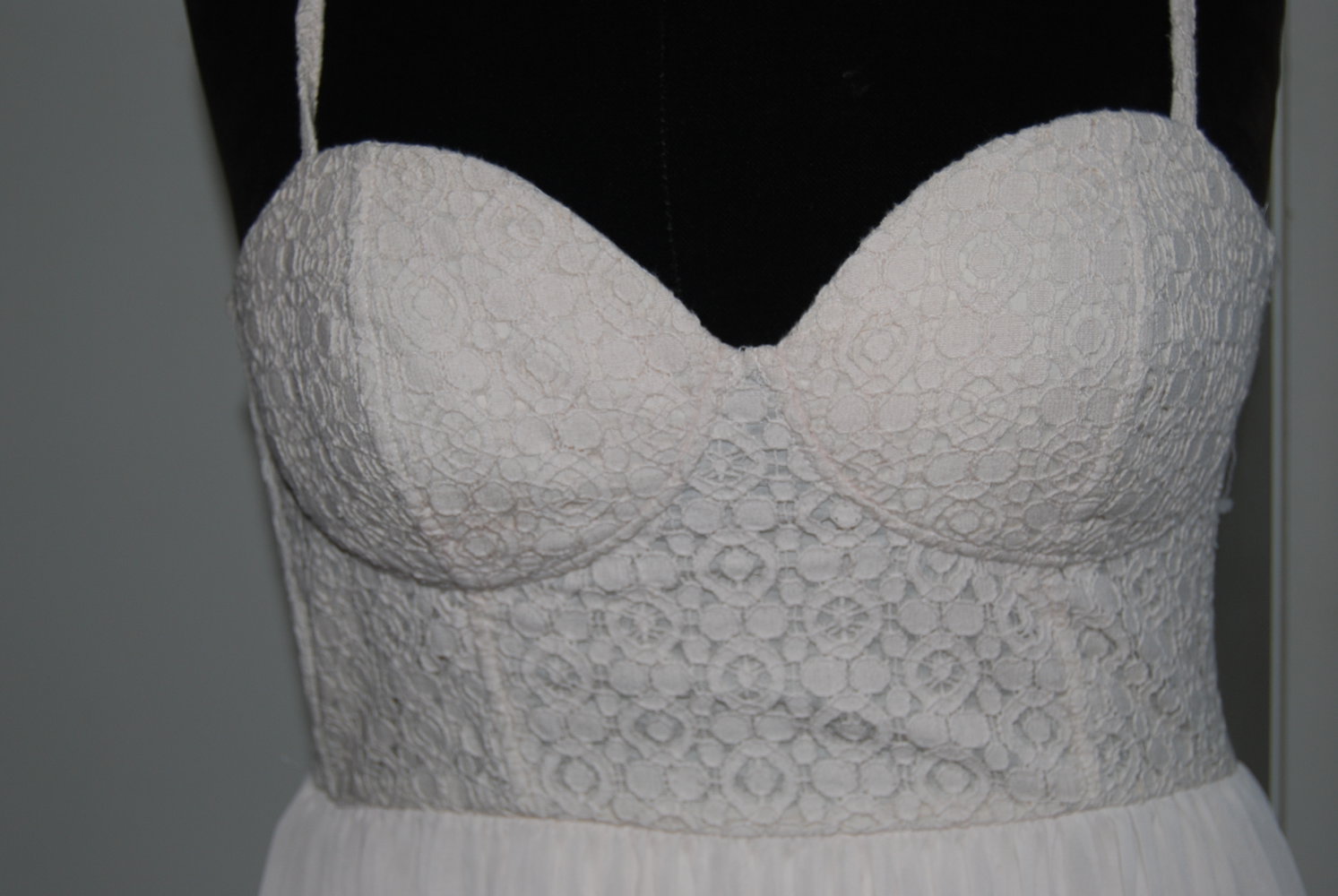 Cremefarbenes romantisches Cocktailkleid