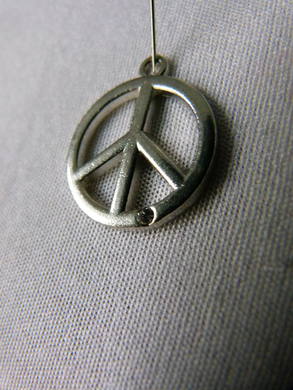 Peace Anhänger, silberfarbenes Metall mit Strass, Modeschmuck, Boho Mori Goa Festival
