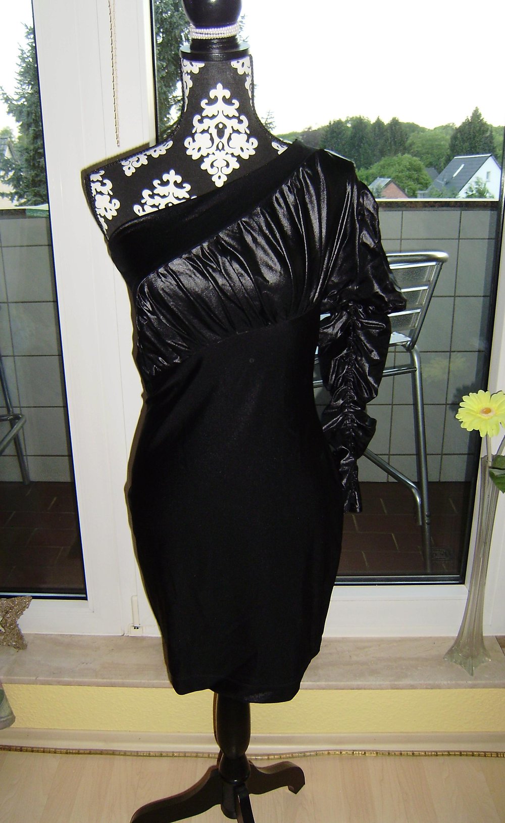 Extravagantes schwarzes kurzes Kleid Gr.ca. 38-40