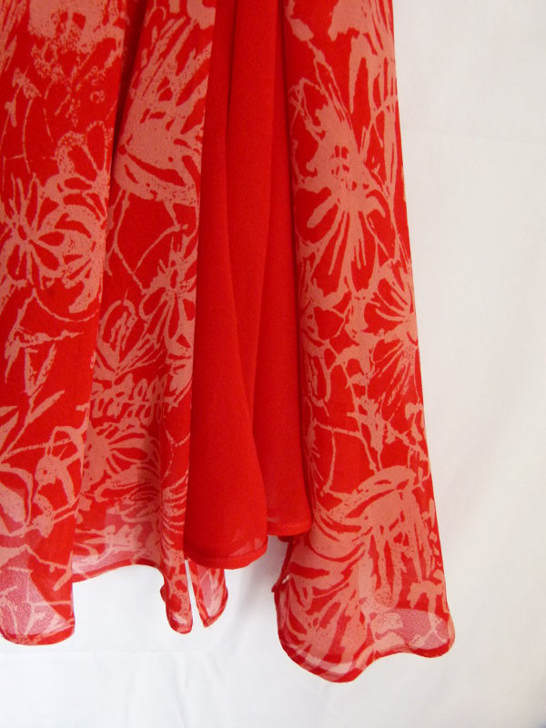 Langer Seiden Rock, rot mit korallefarbenen floralem Muster, Boho Goa Festival Hippie Mori Landleben Sommer