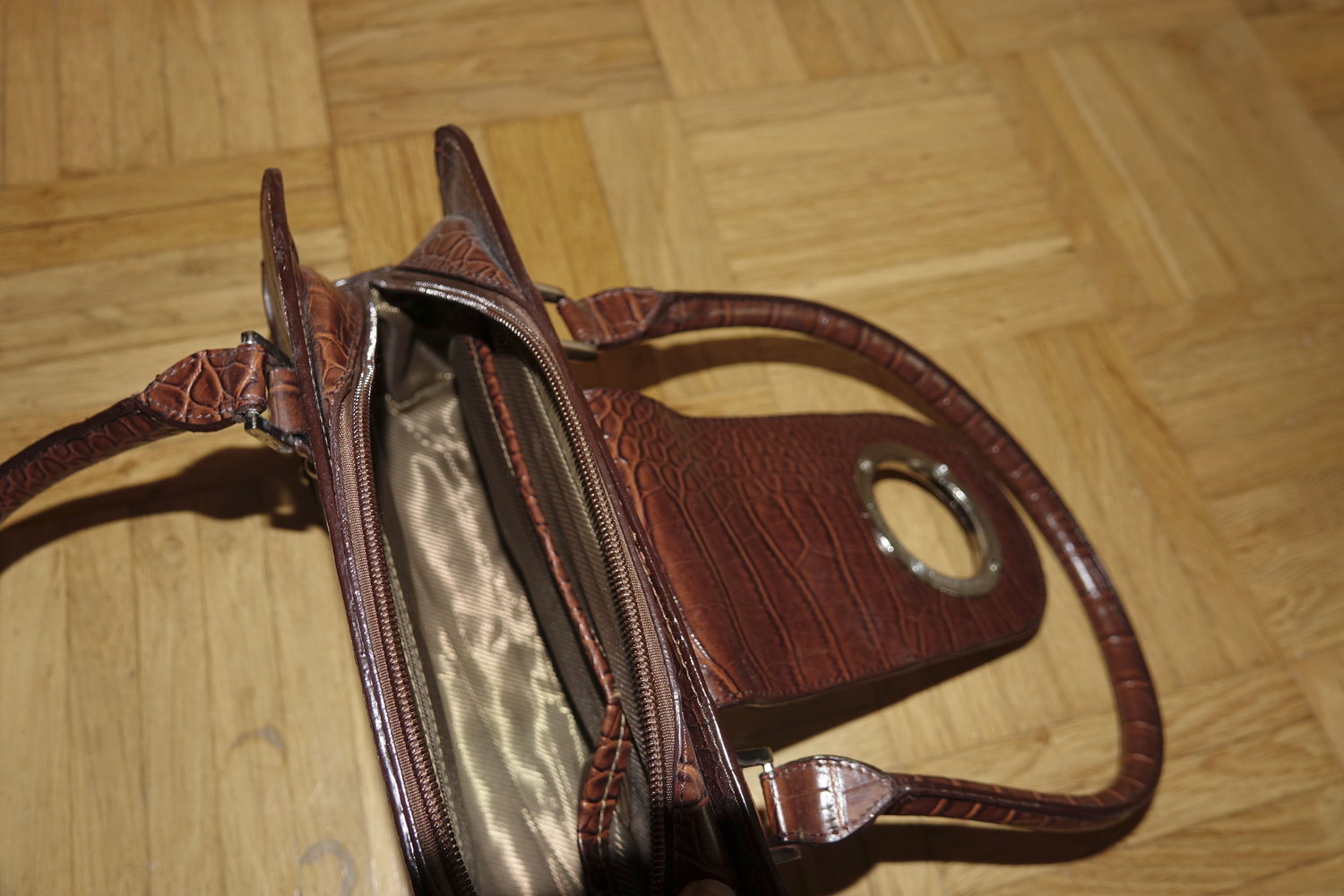 Schicke braune Handtasche im Kroko-Look