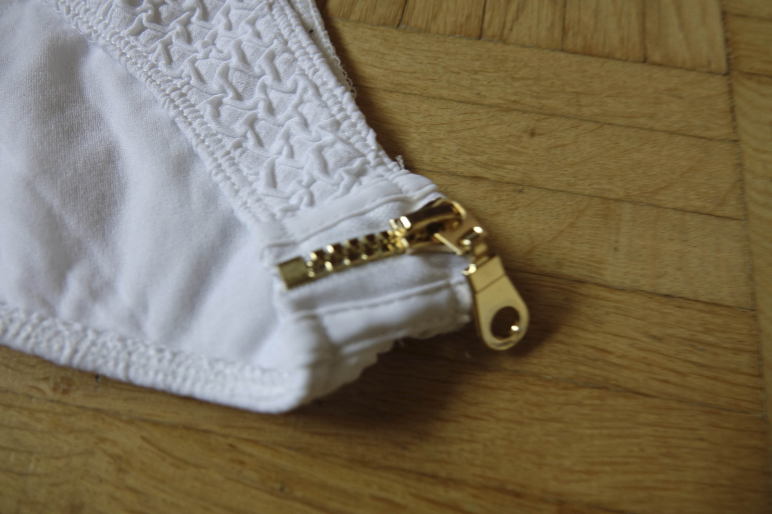 weiße Bikinihose mit Reißverschluss