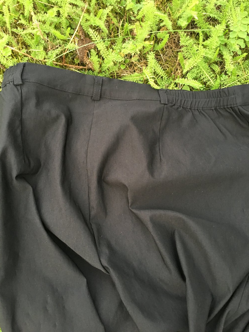 Gerade geschnittene Hose mit Rüschen am Saum 