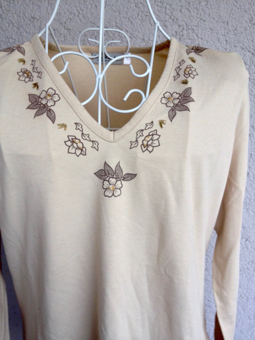 Schönes Shirt mit Blumenaufdruck und Perlen