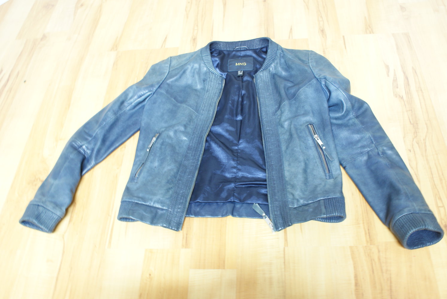 Blaue Lederjacke