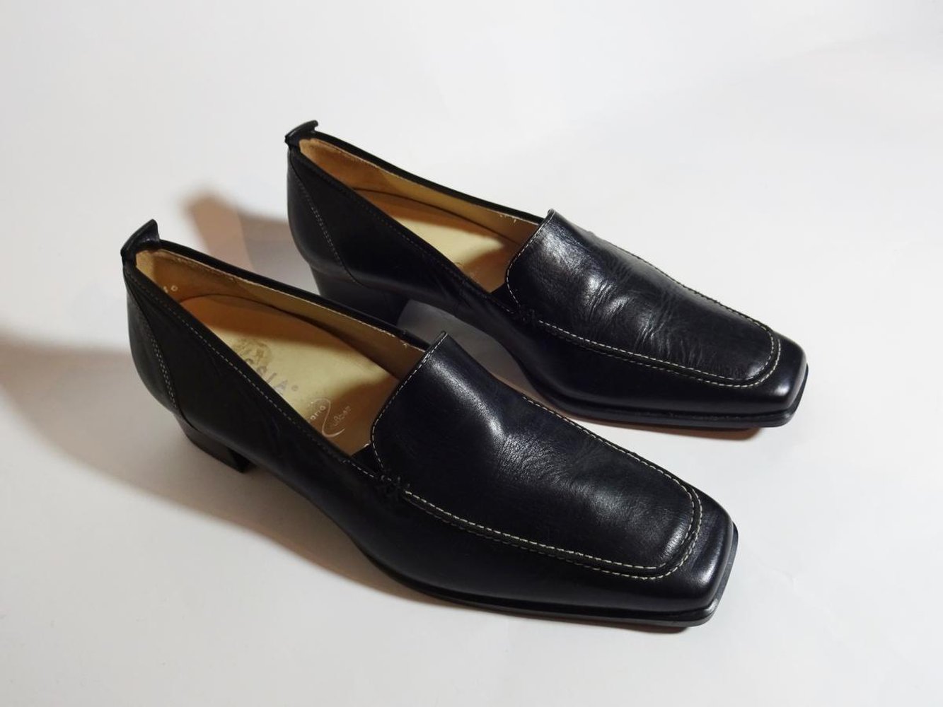 Neu Klassische schwarze Loafer Blockabsatz Fußbett Gr. 39