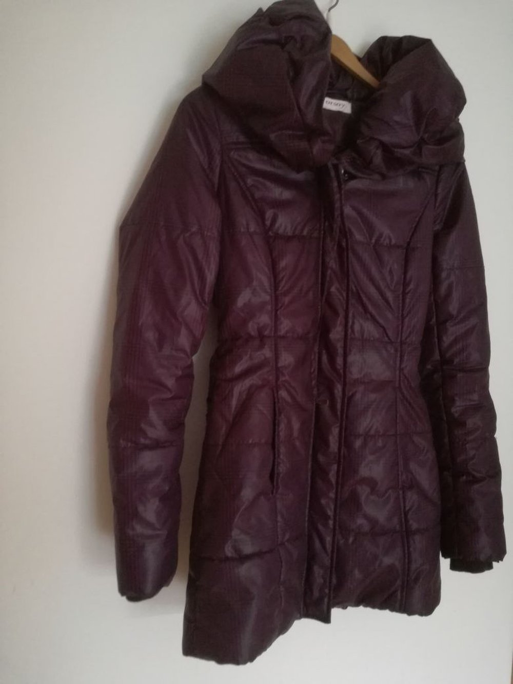 Burgund rote Winterjacke mit großem Kragen  und Gürtel