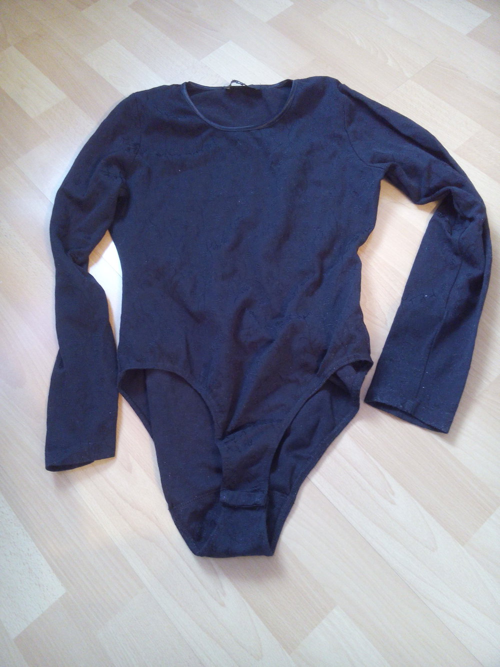 Schwarzer Body mit Blumenmuster