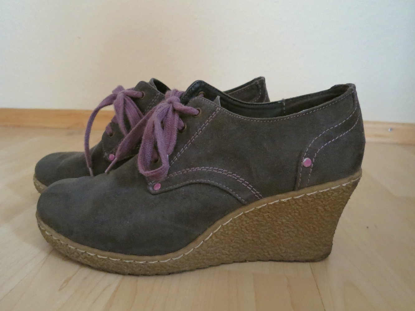 Keilabsatz-Stiefeletten in dunkelgrau mit lila Schuhbändeln, Gr. 38(,5)