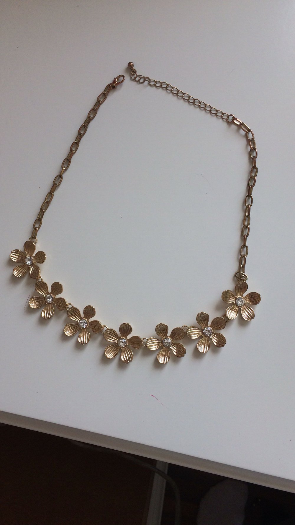 Goldene Blumenkette