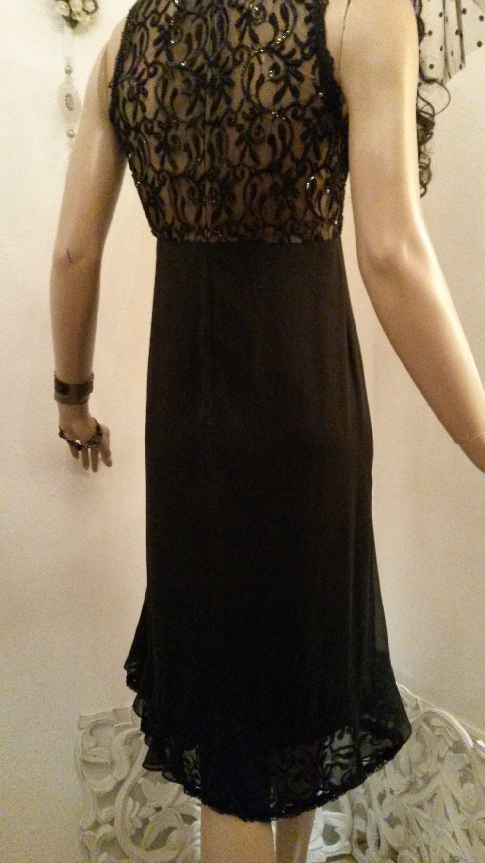 Edles tiefschwarzes Kleid mit Volants, Spitzeneinsatz, Perlen und Pailletten 