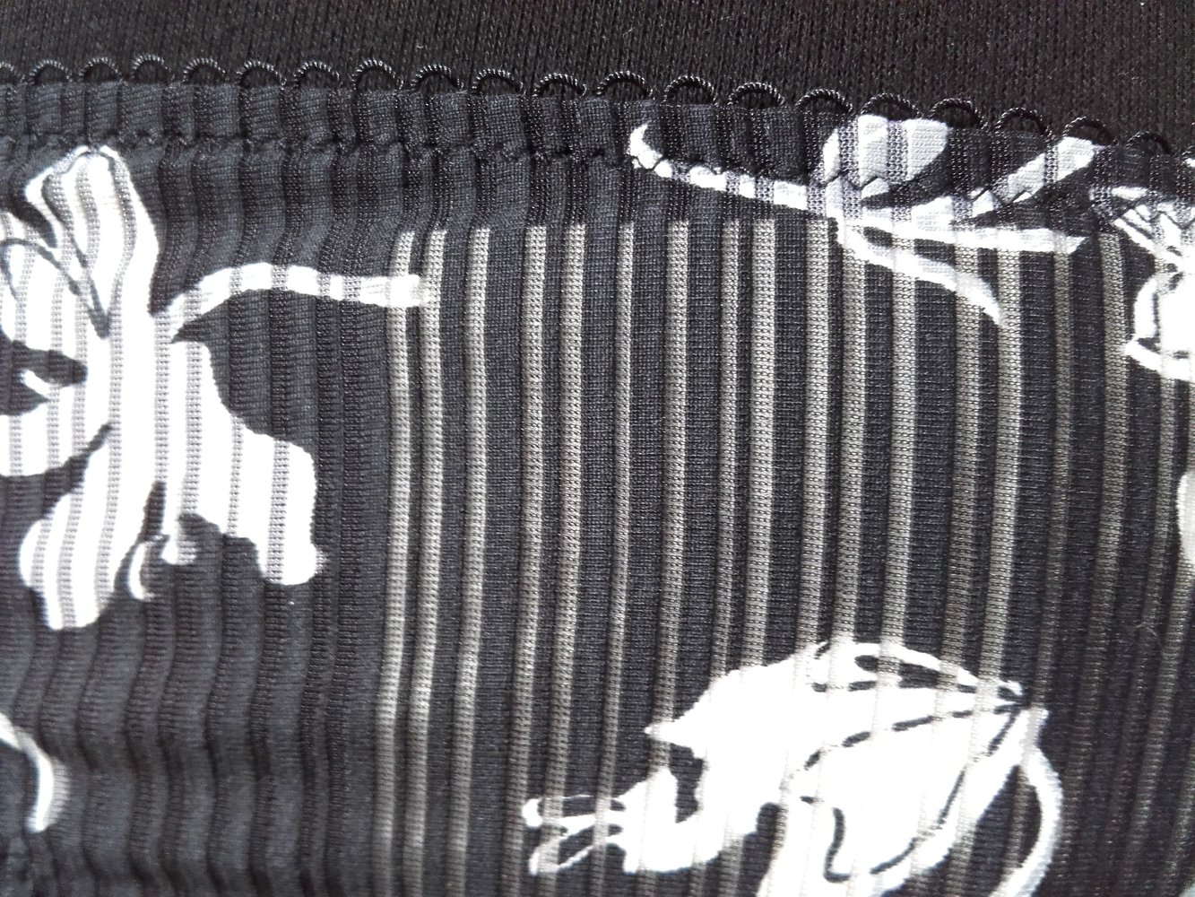 Amboretti, schwarz weiß, stellenweise durchsichtiig, Tanga 38BH 75B