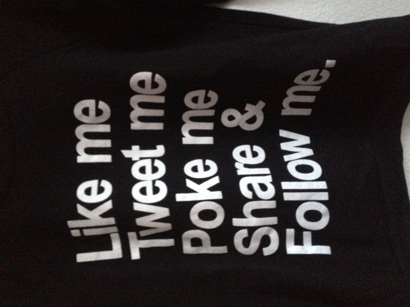 Schwarzer Hoodie mit Schrift