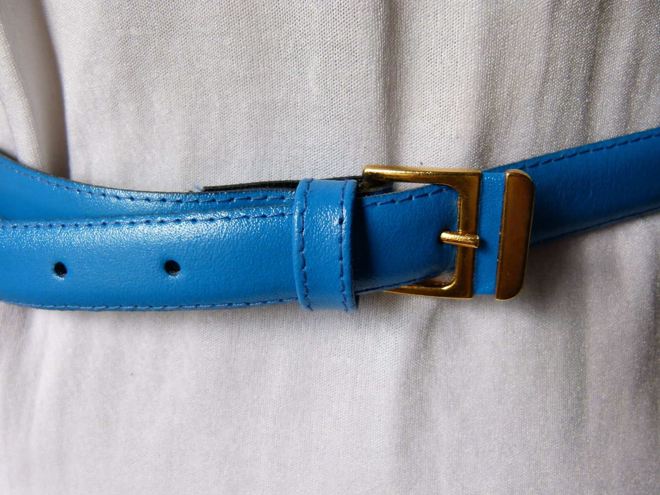 Schmaler Echtleder Gürtel, blau mit goldener Schnalle, Retro Boho Vintage