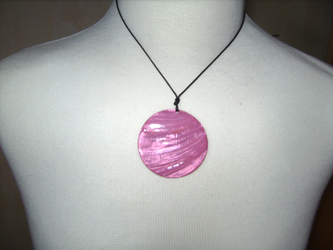 Medaillon Perlmutt Halsband, Knüpfband mit Anhänger. Muschel pink, Glitzer Medaillon Schmuck Beach-Look Statement, Halsschmuck schattiert,Heilstein Lichtbrechend Naturmaterial Einzelstück