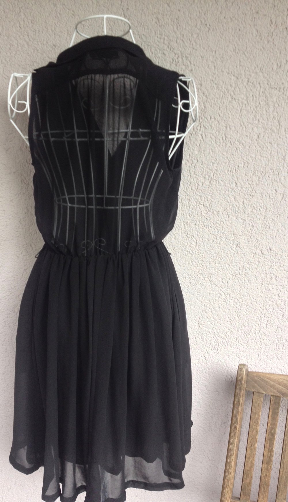 Schönes Kleid ohne Ärmel und mit transparenten Rücken von H&M