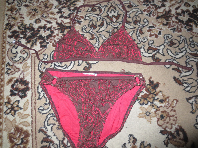 Korallfarbener Bikini mit Brauner Spitze