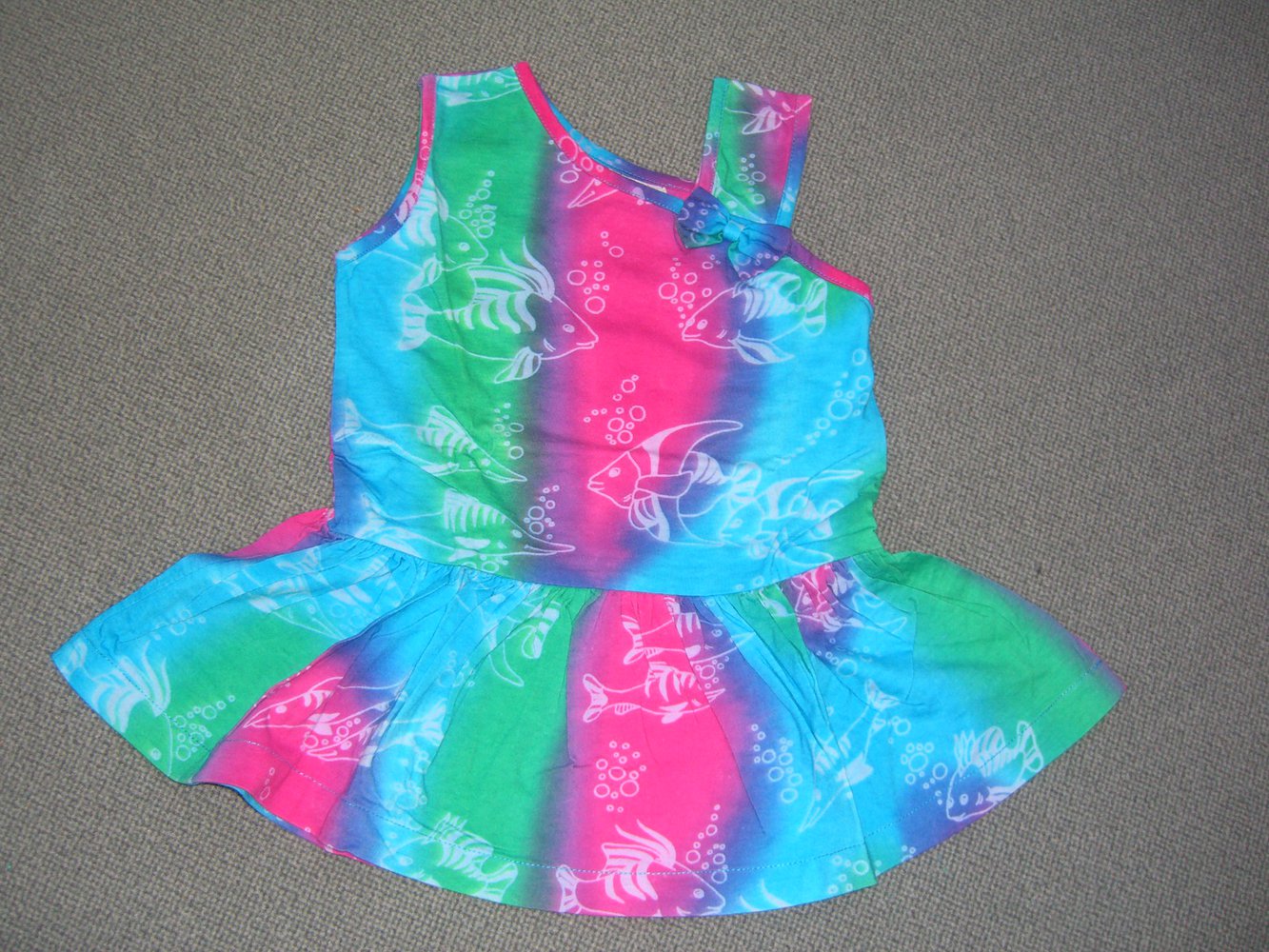 Süßes Sommerkleid in Regengobenfarben