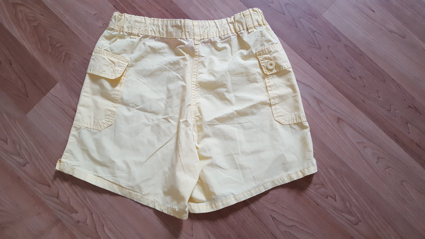 kurze gelbe Hose