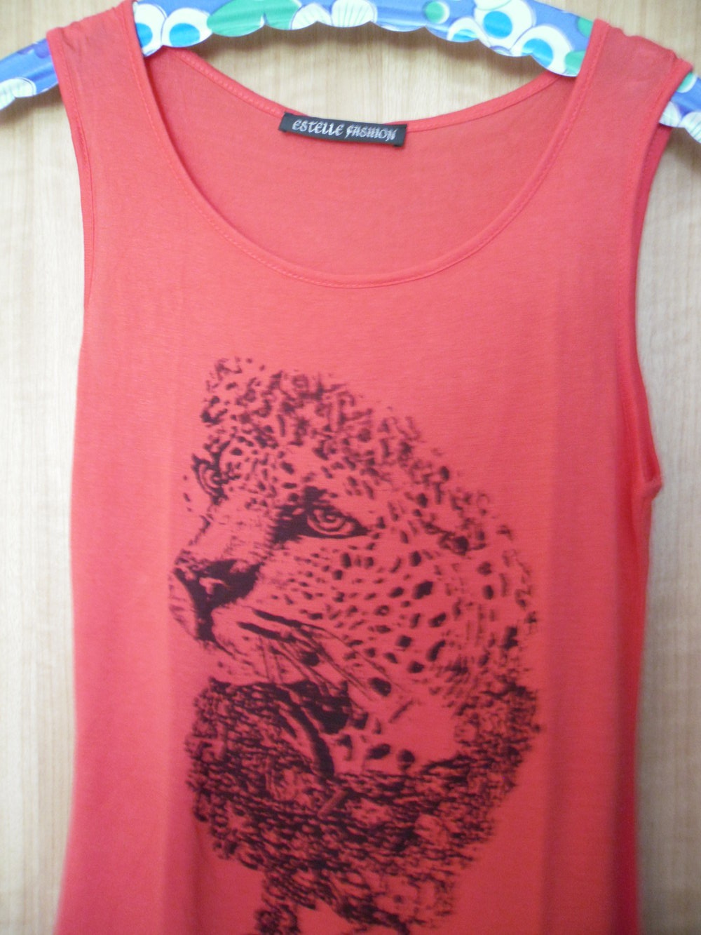 Neonorangenes Top mit Leopard