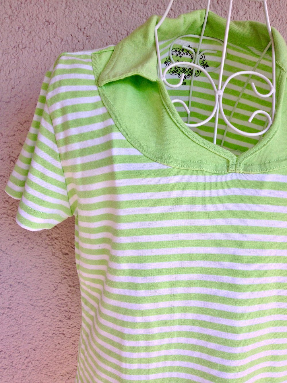 Schönes Streifenshirt mit Kragen in sommerlichen Farben