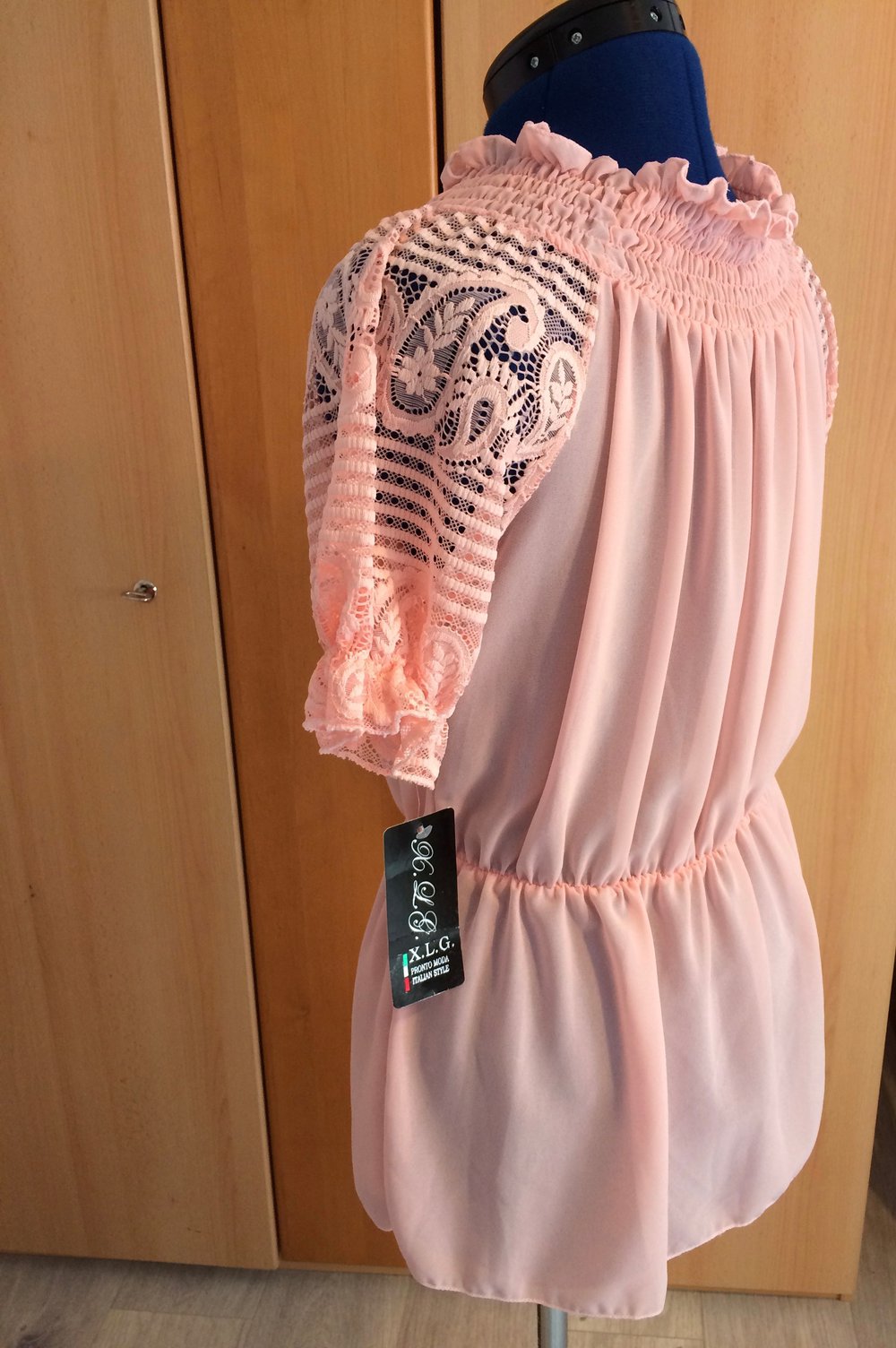 Kurzärmlige Bluse mit raffinierten Spitzenärmeln