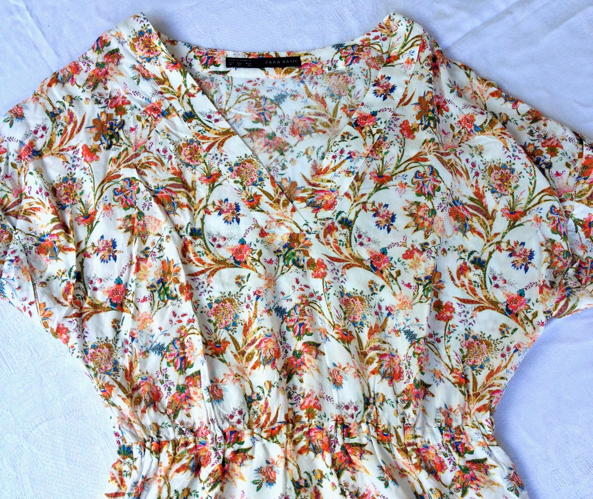 Wunderschönes sommerliches Kleid mit Blumenmuster