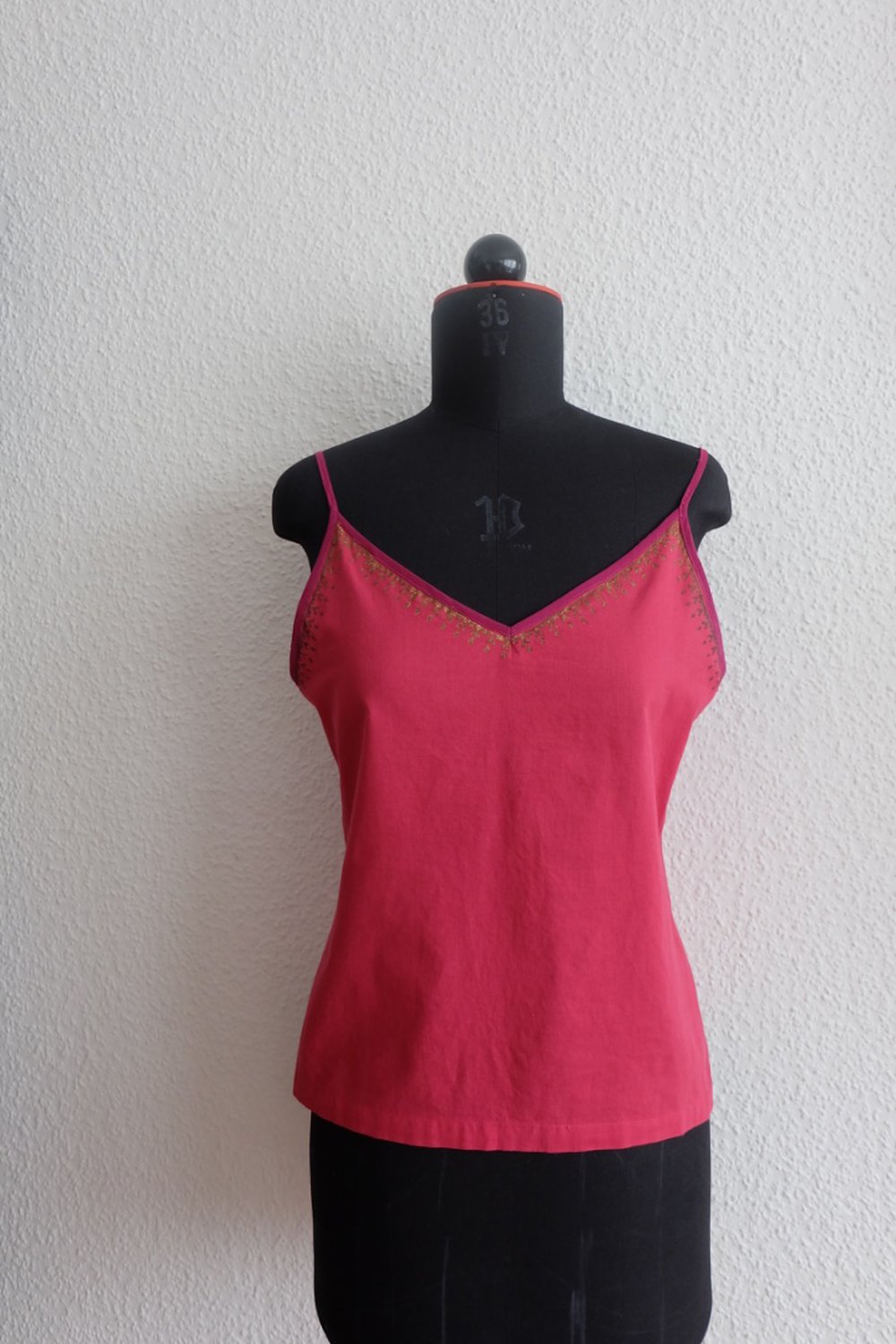 Fabindia, Top Bluse, Baumwolle aus Indien, Magenta Rot mit Gold Druck
