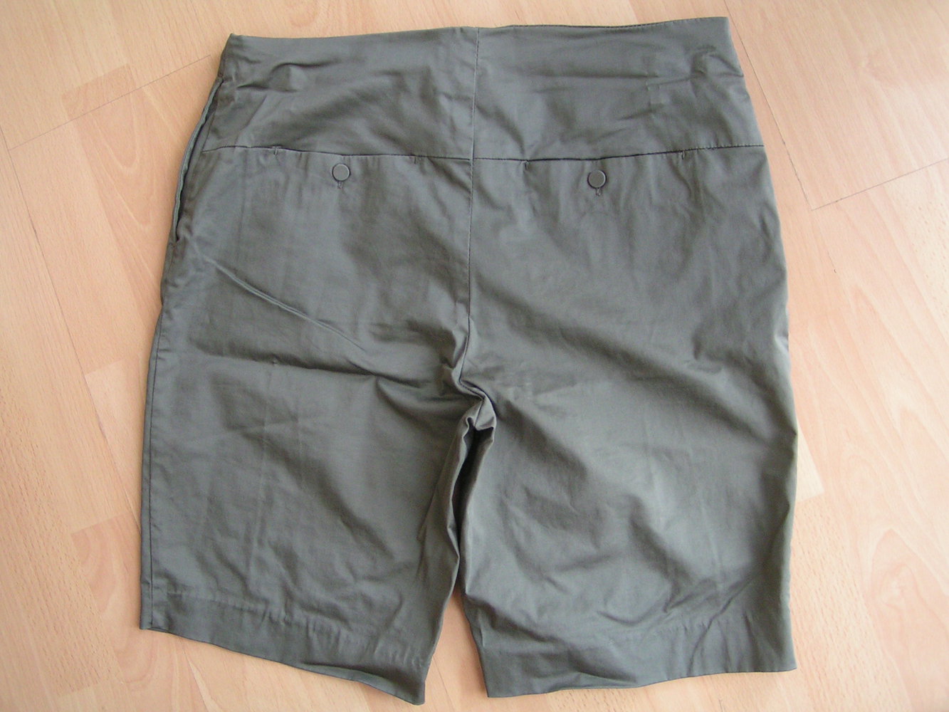 H&M Bermuda Stretch Shorts Oliv Grün Gr. 40 Neu