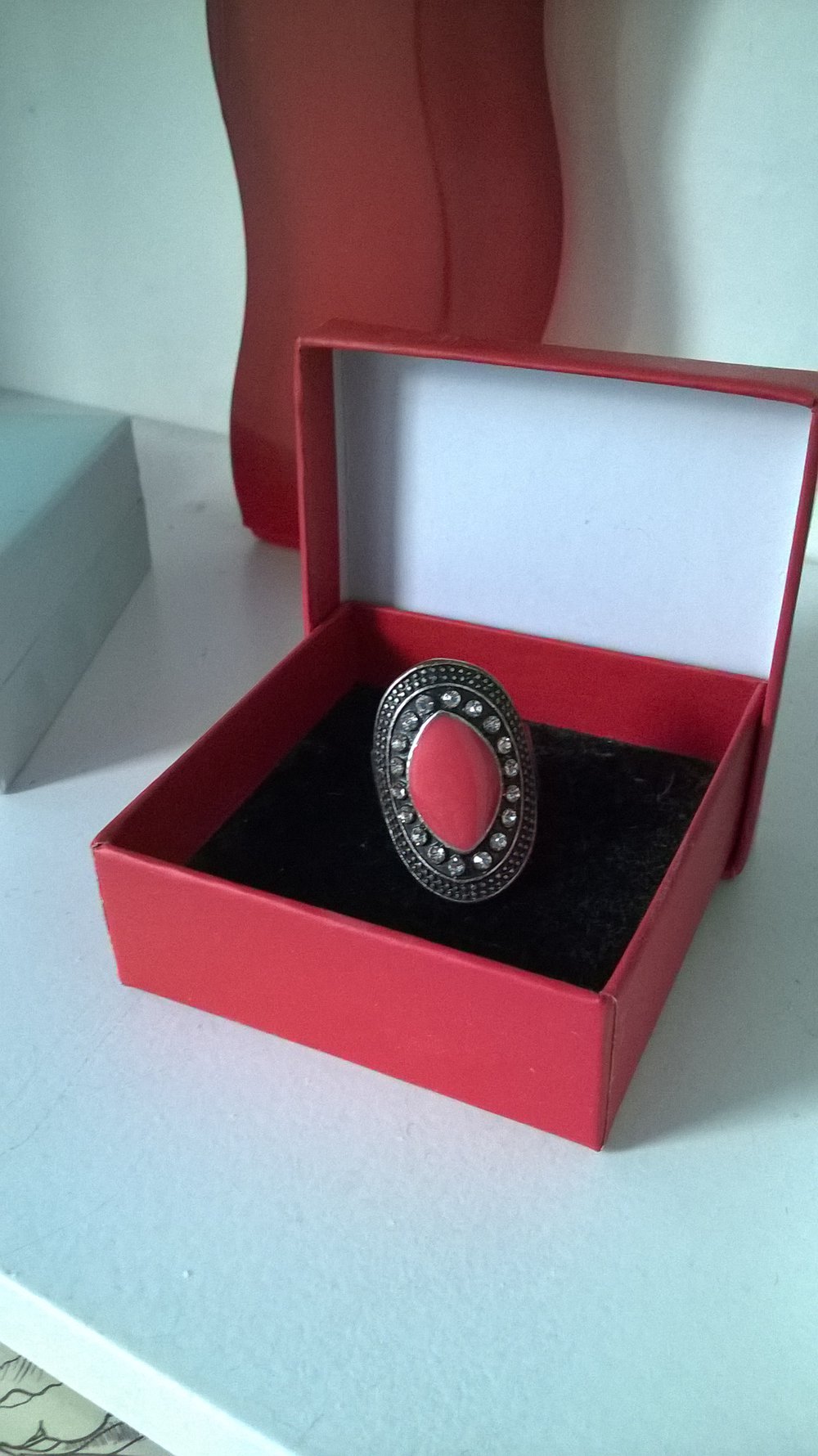 Ring mit Steinchen