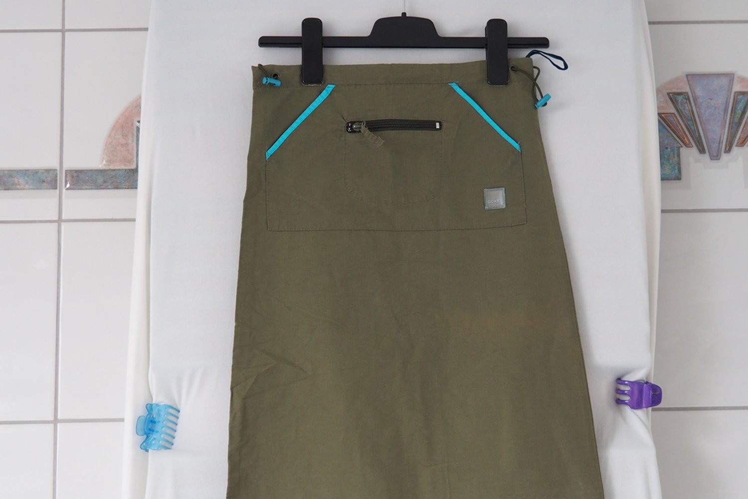 Langer khaki Rock mit türkis Gr. 140 