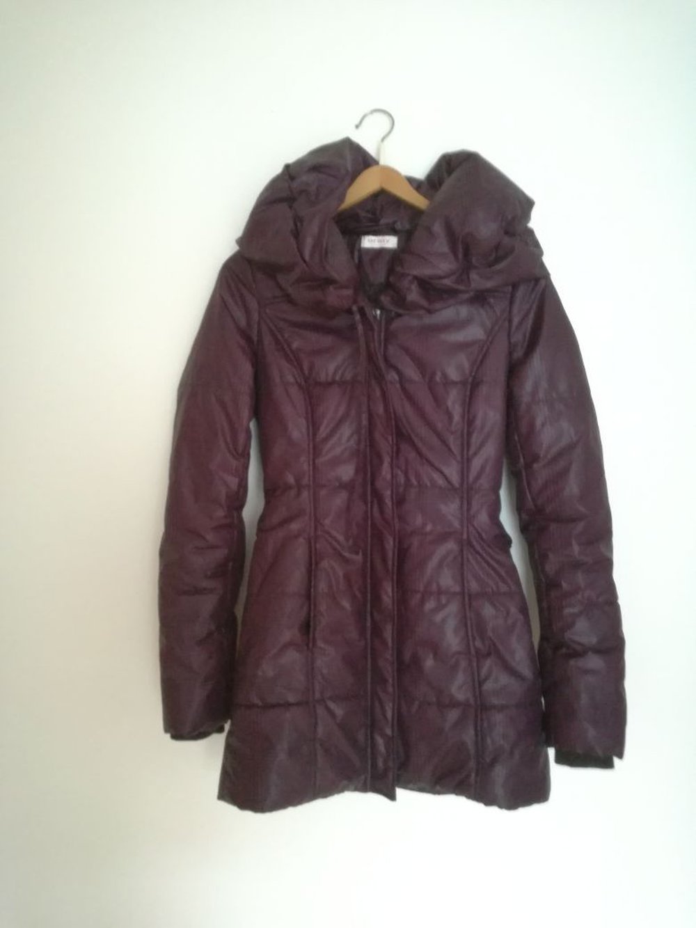 Burgund rote Winterjacke mit großem Kragen  und Gürtel