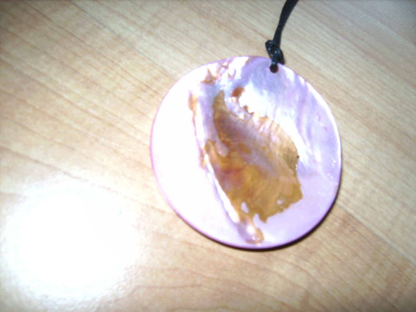 Medaillon Perlmutt Halsband, Knüpfband mit Anhänger. Muschel pink, Glitzer Medaillon Schmuck Beach-Look Statement, Halsschmuck schattiert,Heilstein Lichtbrechend Naturmaterial Einzelstück