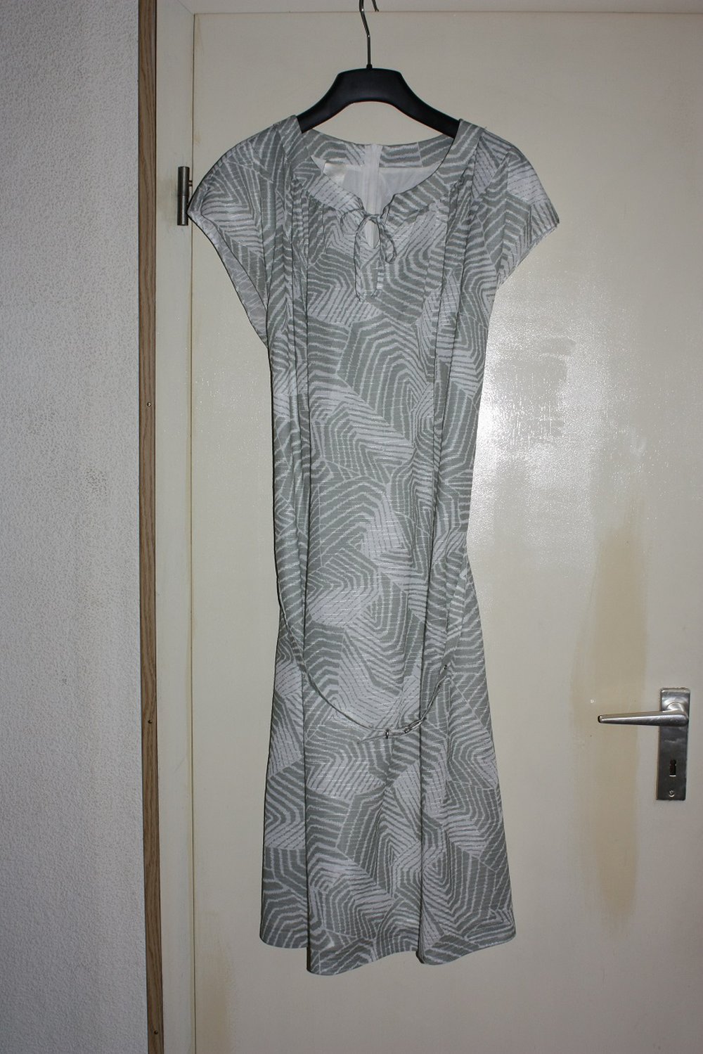 Kleid mit Muster & Gürtel, tieferer Ärmelausschnitt, Unterrock, Gr. L