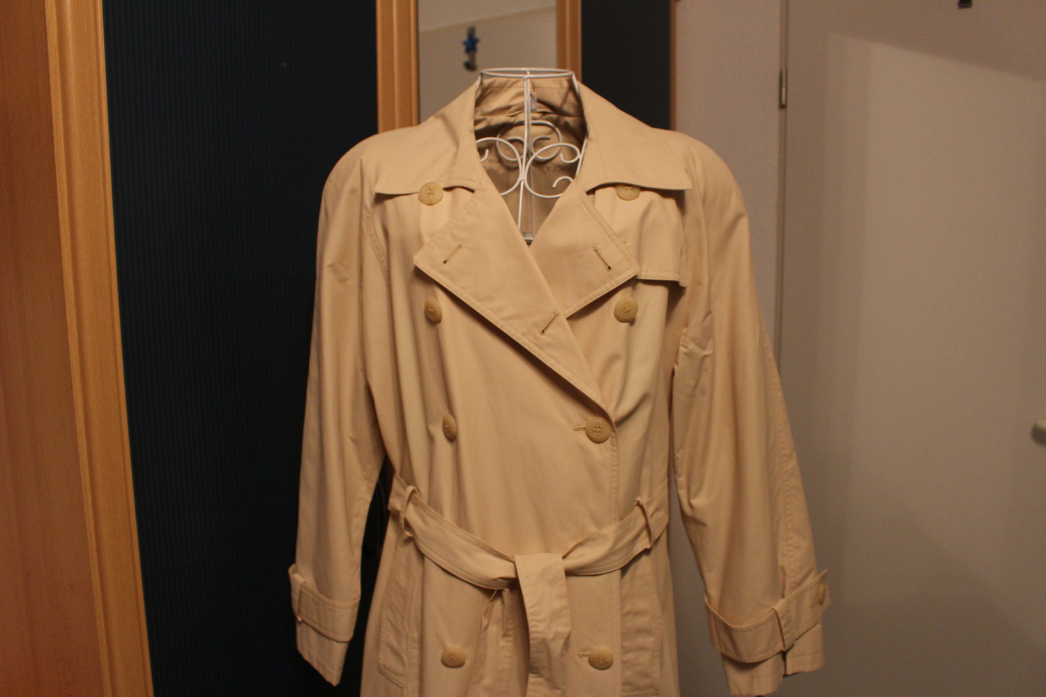 373. Neuer Trenchcoat/Sommermantel von Heine, Gr. 40, beige