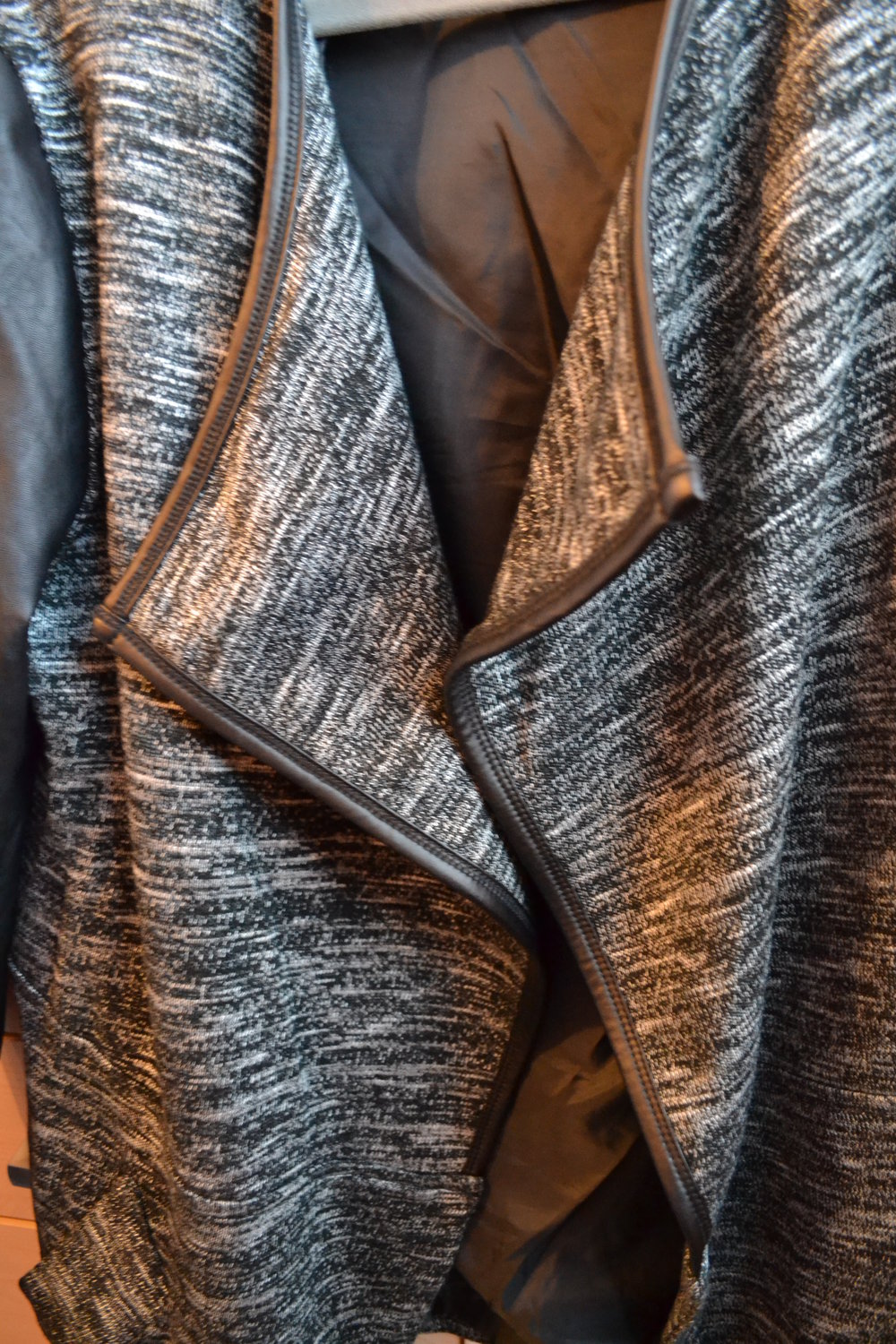 Sotffjacke mit Lederärmeln