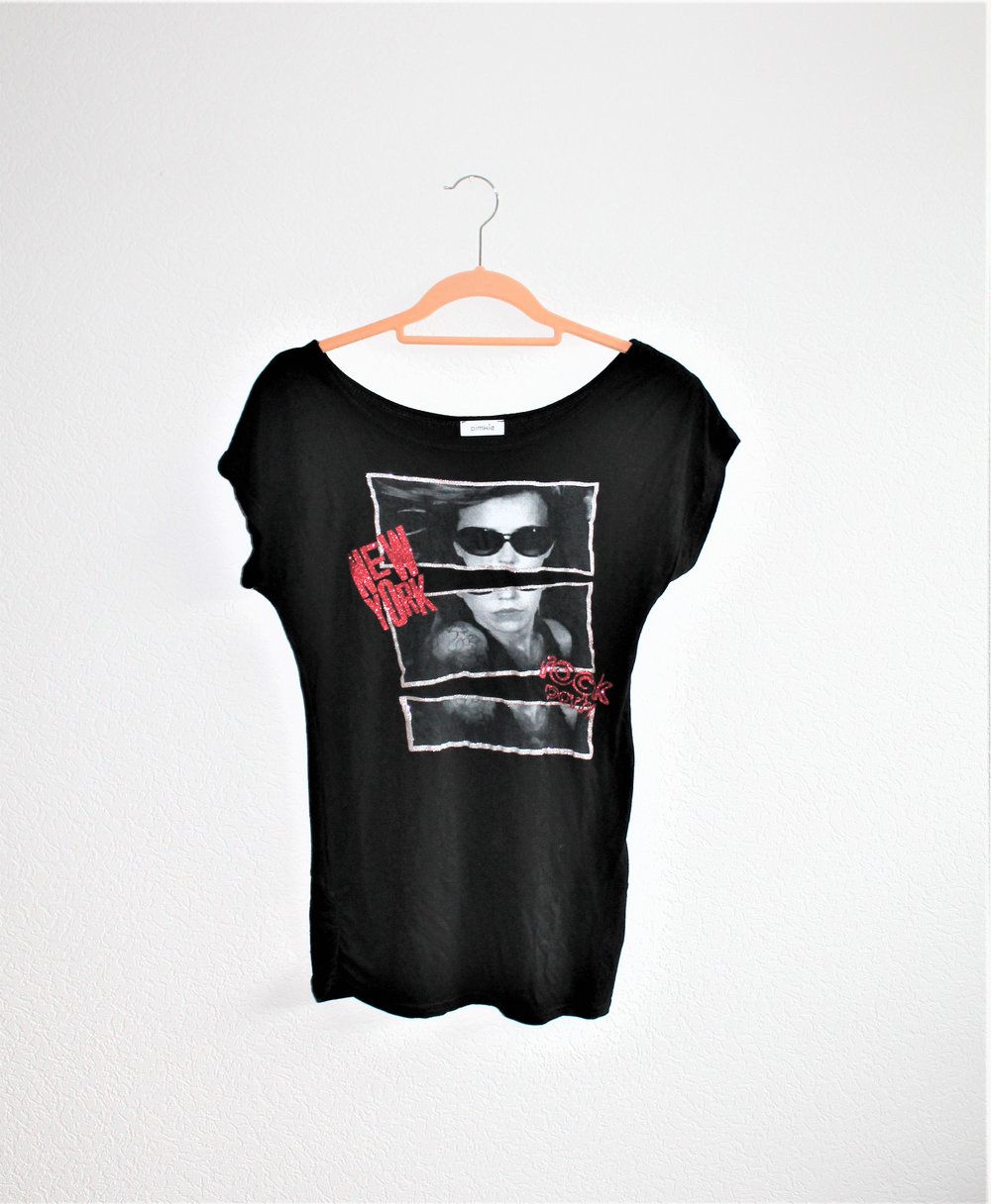Schwarzes Shirt mit Print
