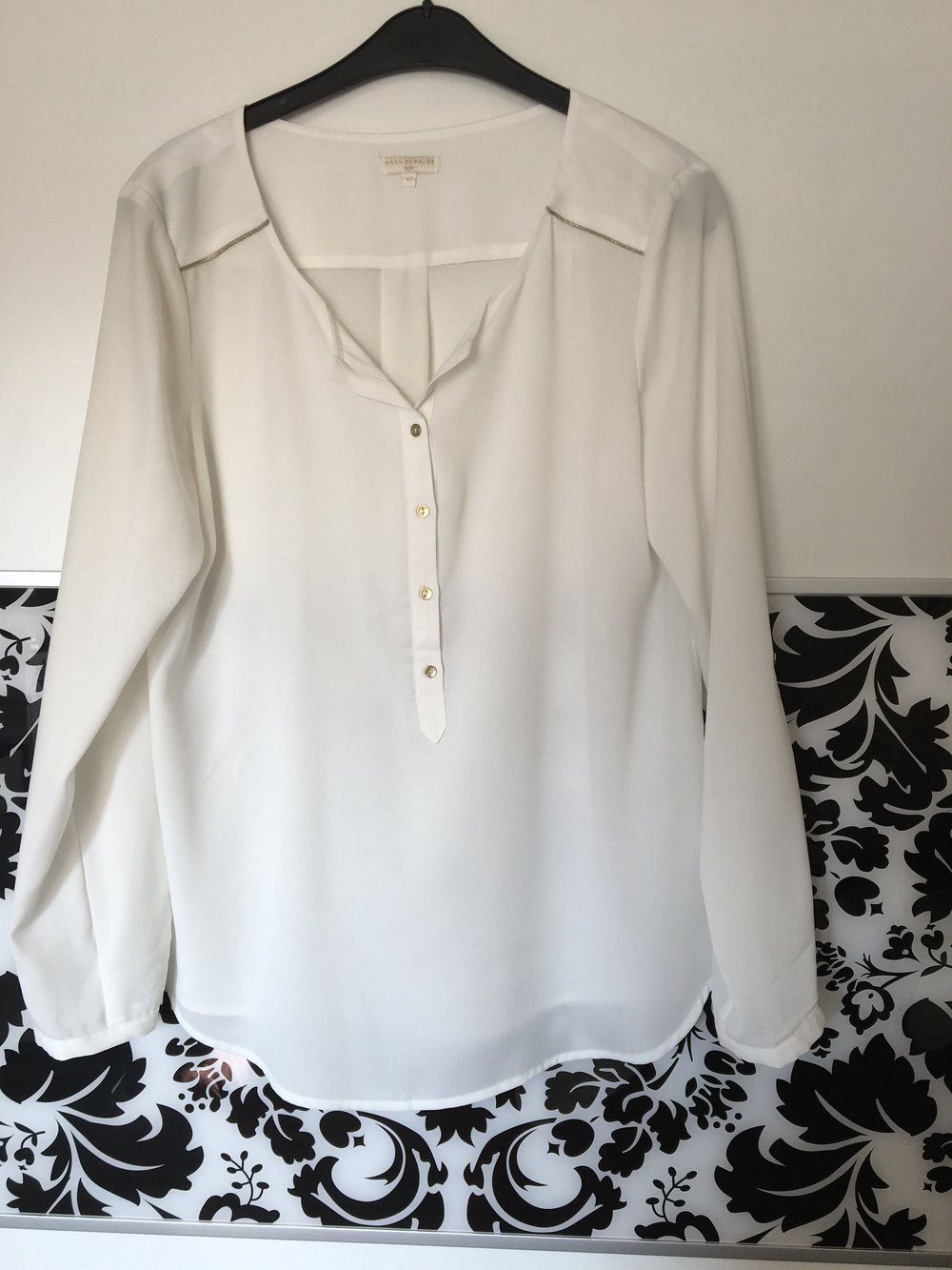 Schöne weiße Bluse