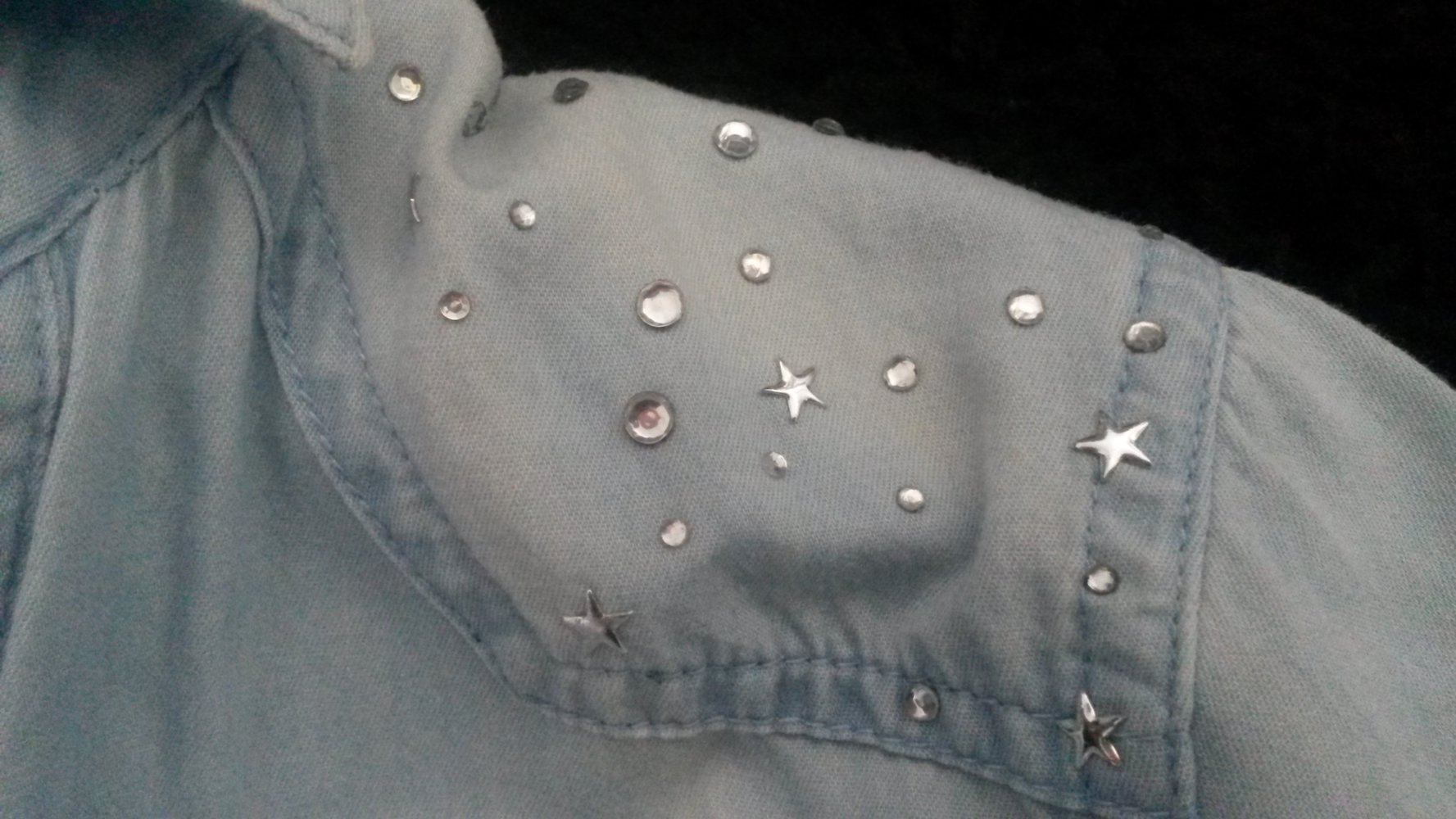 Hellblaues Jeans Hemd mit Glitzersteine