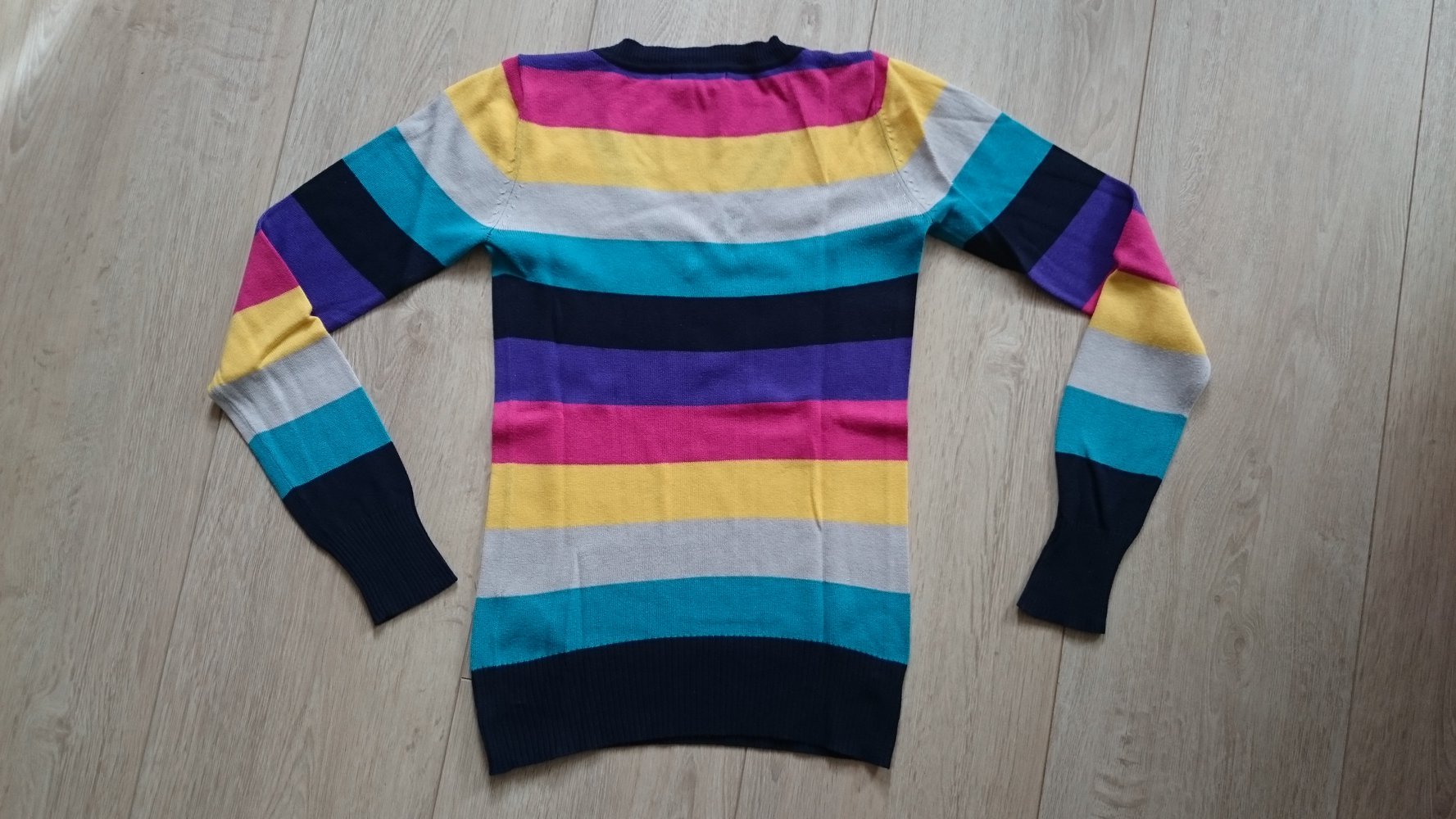 bunt gestreifter Pulli